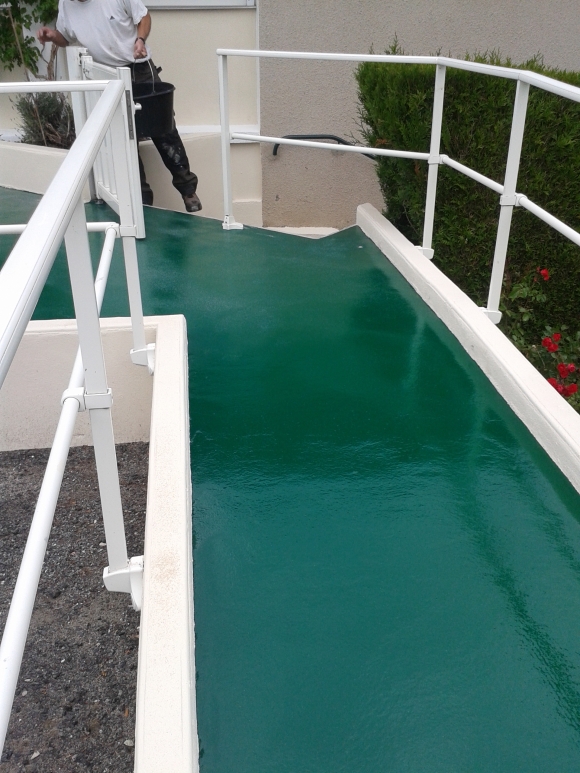 Passerelle extérieure sécurisée avec résine antidérapante SOPAP