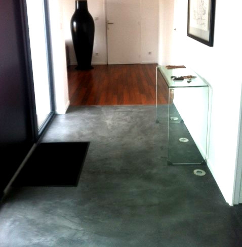 Revêtement en béton ciré résine dans un hall d’entrée