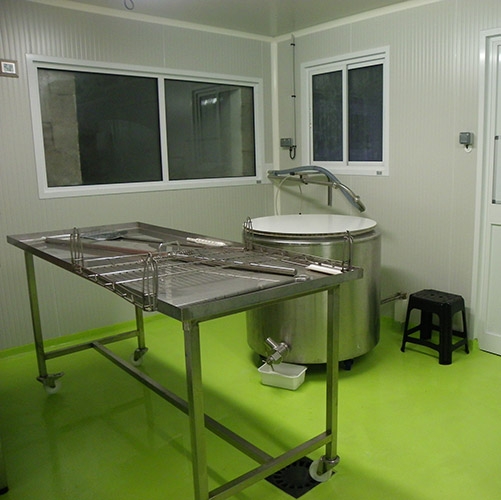 Résine époxy sol lisse dans un laboratoire de transformation