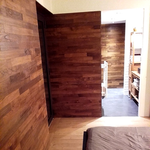 Salle de bain contemporaine avec sol en béton ciré