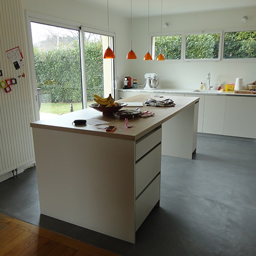 Sol de cuisine en béton ciré clair – finition satinée