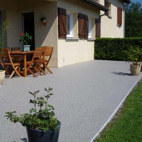 Terrasse rénovée en moquette de pierre