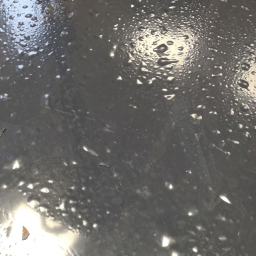 Pourquoi des cloques apparaissent-elles sur ma résine de sol après quelques jours ?