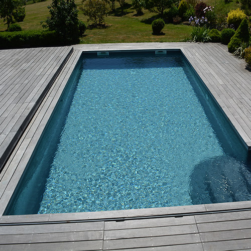 Zoom sur revêtement de peinture spéciale piscine grise