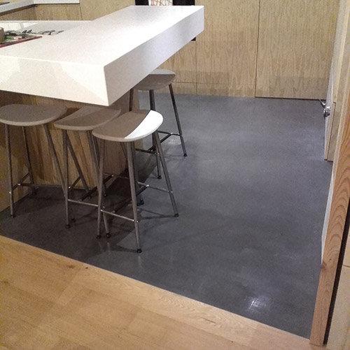Béton ciré dans une cuisine moderne – application sur grande surface
